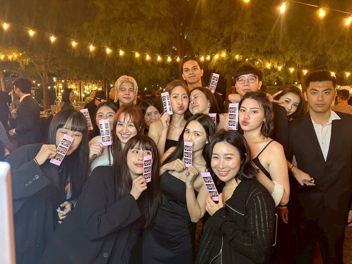婚禮晚宴賓客開心展示拍貼機印製的紀念相片